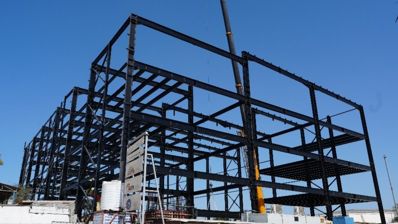 The Hana Road Studios is a state-of-the-art G+M+3+R steel-structured building located in Al Quoz, Dubai. Designed and constructed by Biston, this expansive filming studio stands as a landmark with (1)