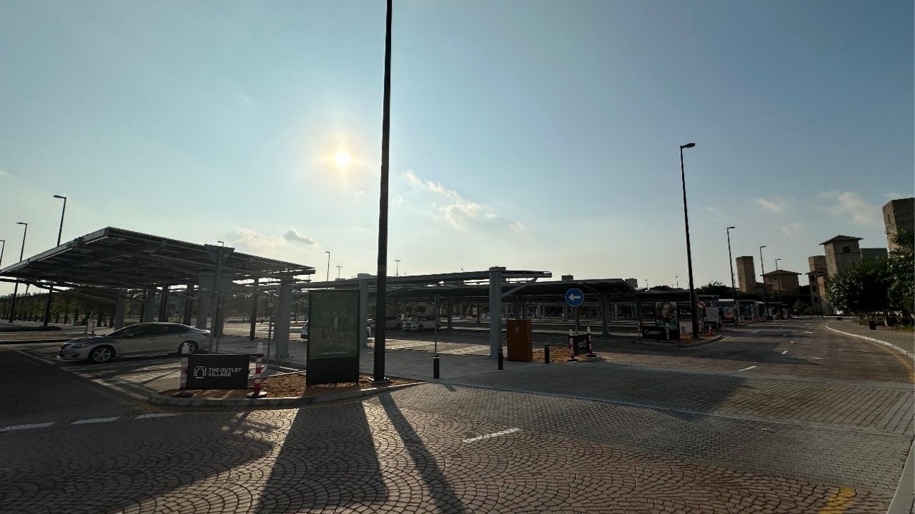 The Hana Road Studios is a state-of-the-art G+M+3+R steel-structured building located in Al Quoz, Dubai. Designed and constructed by Biston, this expansive filming studio stands as a landmark with (10)